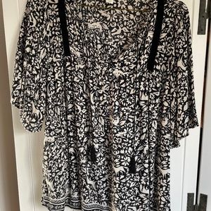 Black and white boho Old Navy shirt